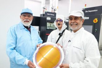 Official Samsung smartphones alongside semiconductor manufacturing imagery representing rising smartphone component costs.