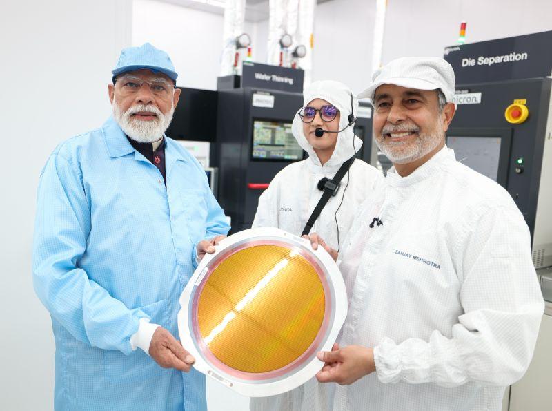 Official Samsung smartphones alongside semiconductor manufacturing imagery representing rising smartphone component costs.